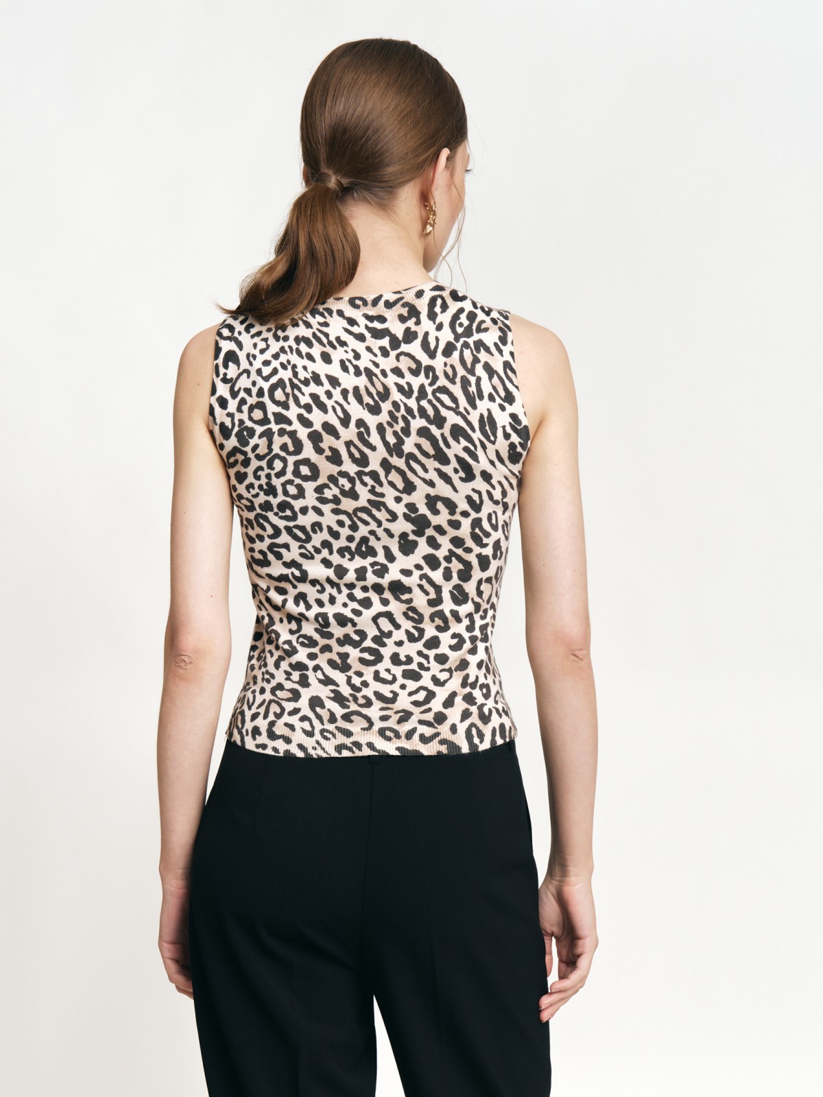 Вязаный трикотажный топ без рукавов