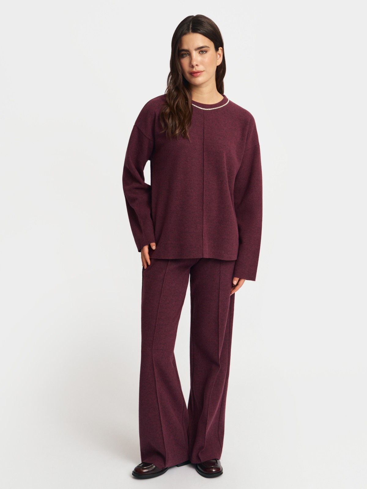 Трикотажный джемпер с декором у выреза