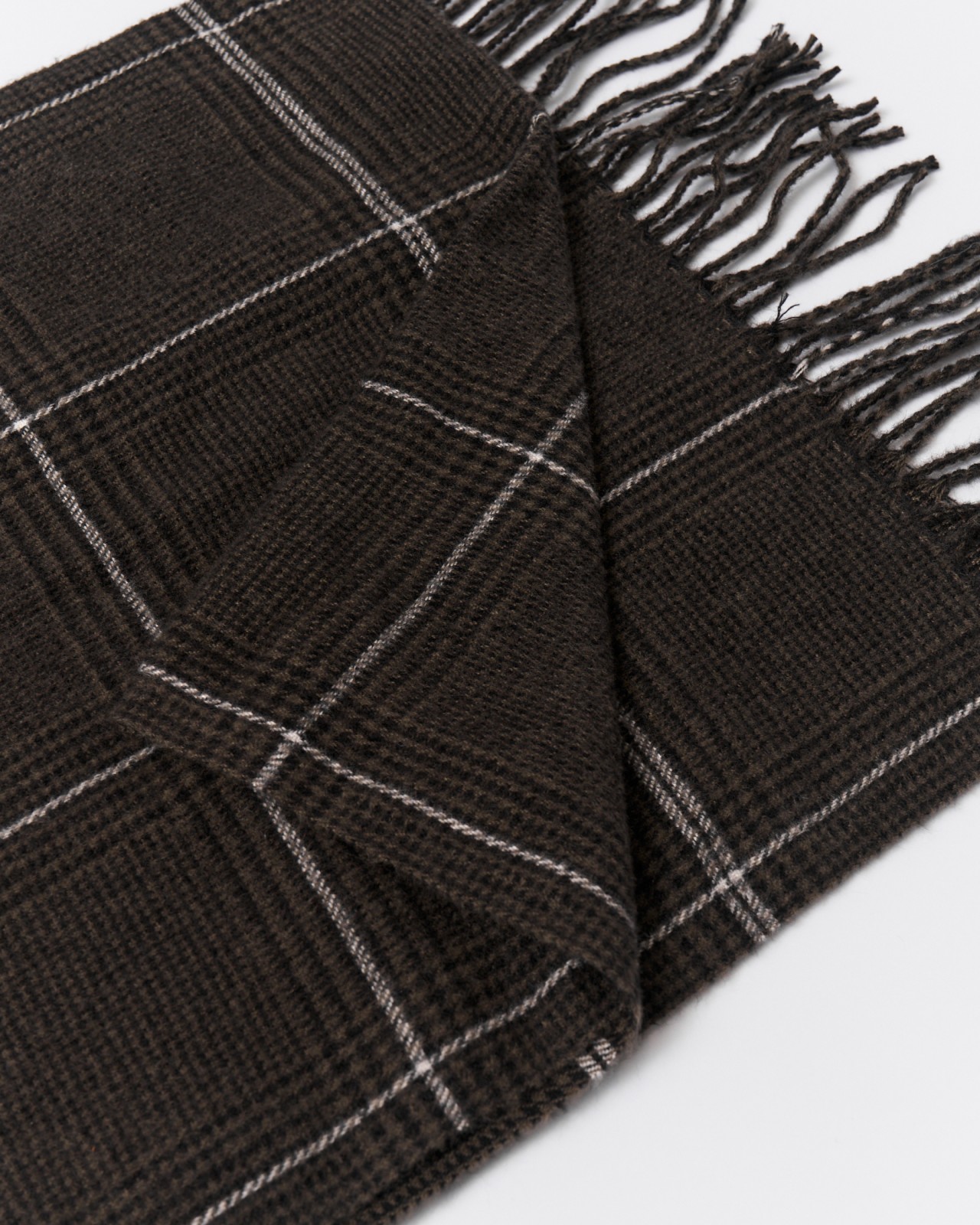 Тканевый шарф в клетку с длинной бахромой