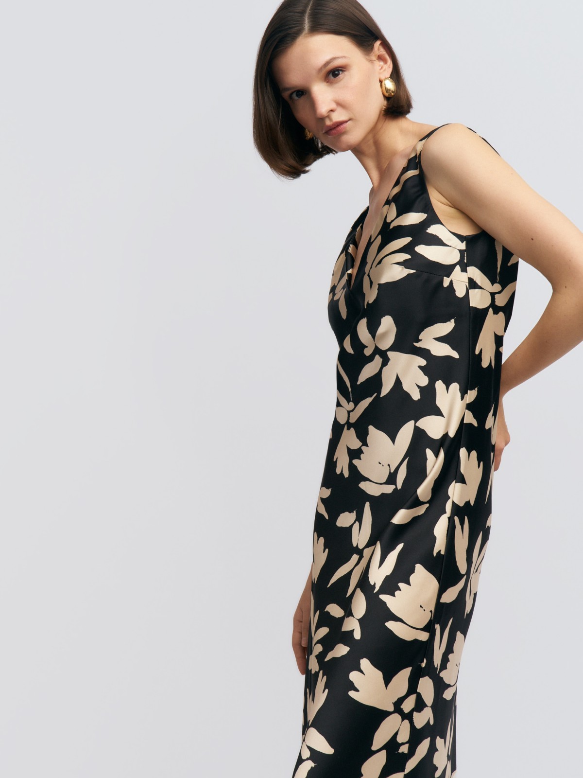 Атласное платье-комбинация миди с вырезом