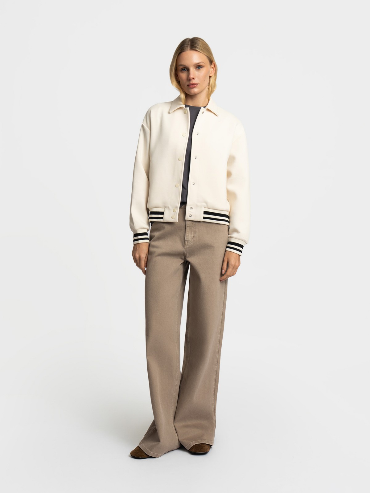 Трикотажный бомбер с воротником