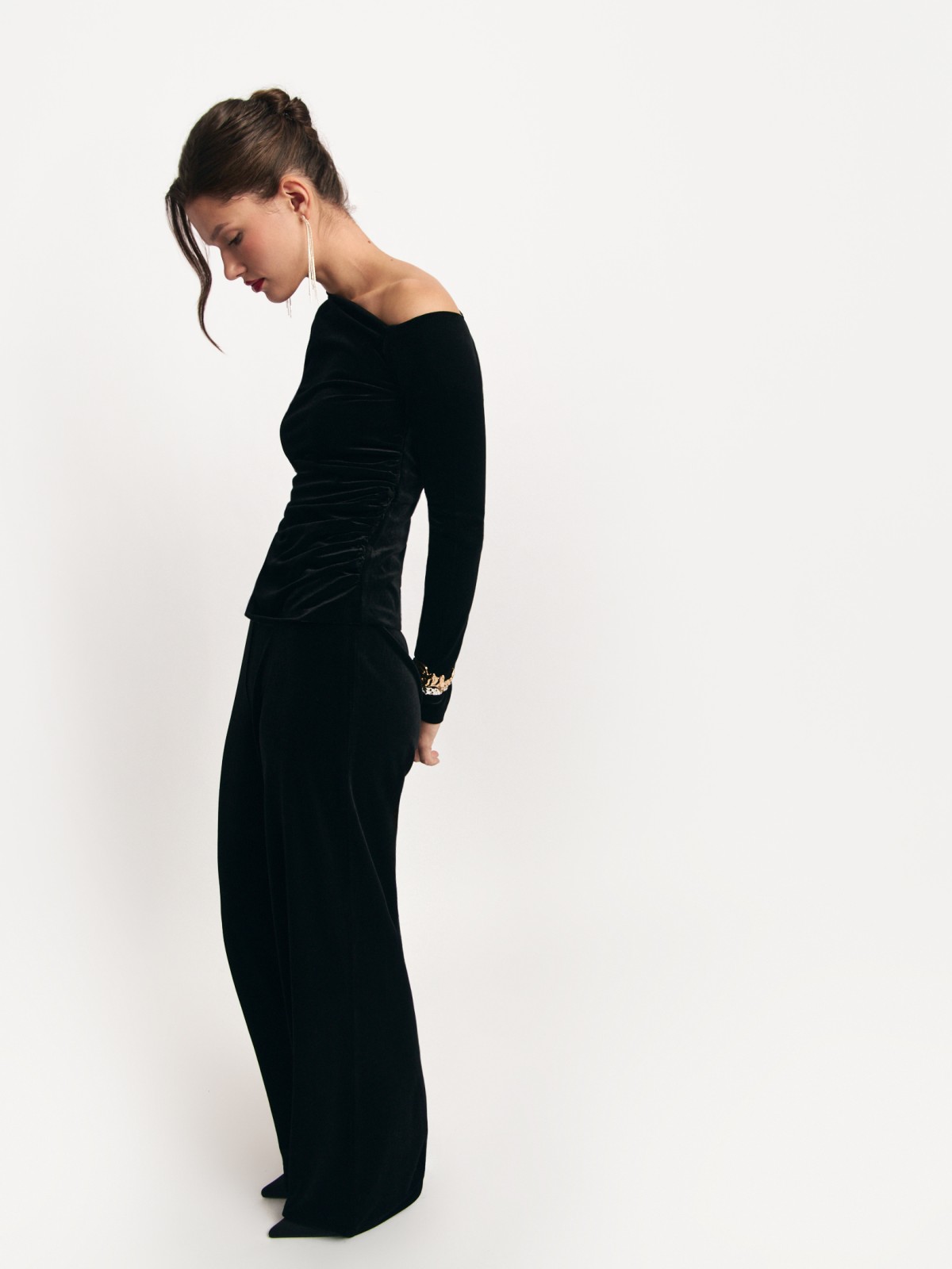 Бархатный джемпер с вырезом на плечо