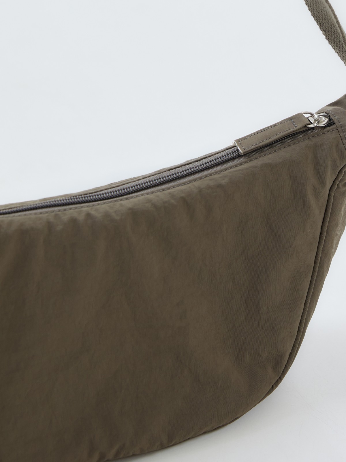 Сумка кросс-боди на ремешке через плечо