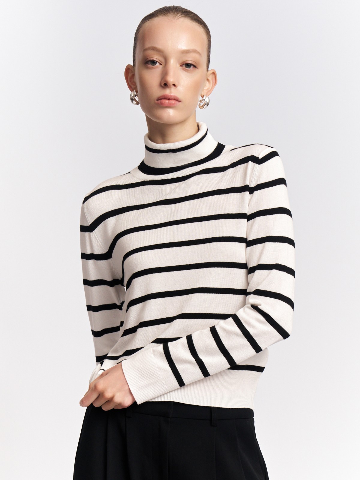 Тонкий свитер-водолазка в полоску