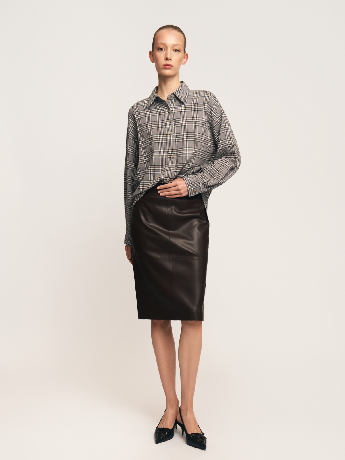 Юбка-карандаш из экокожи с разрезом