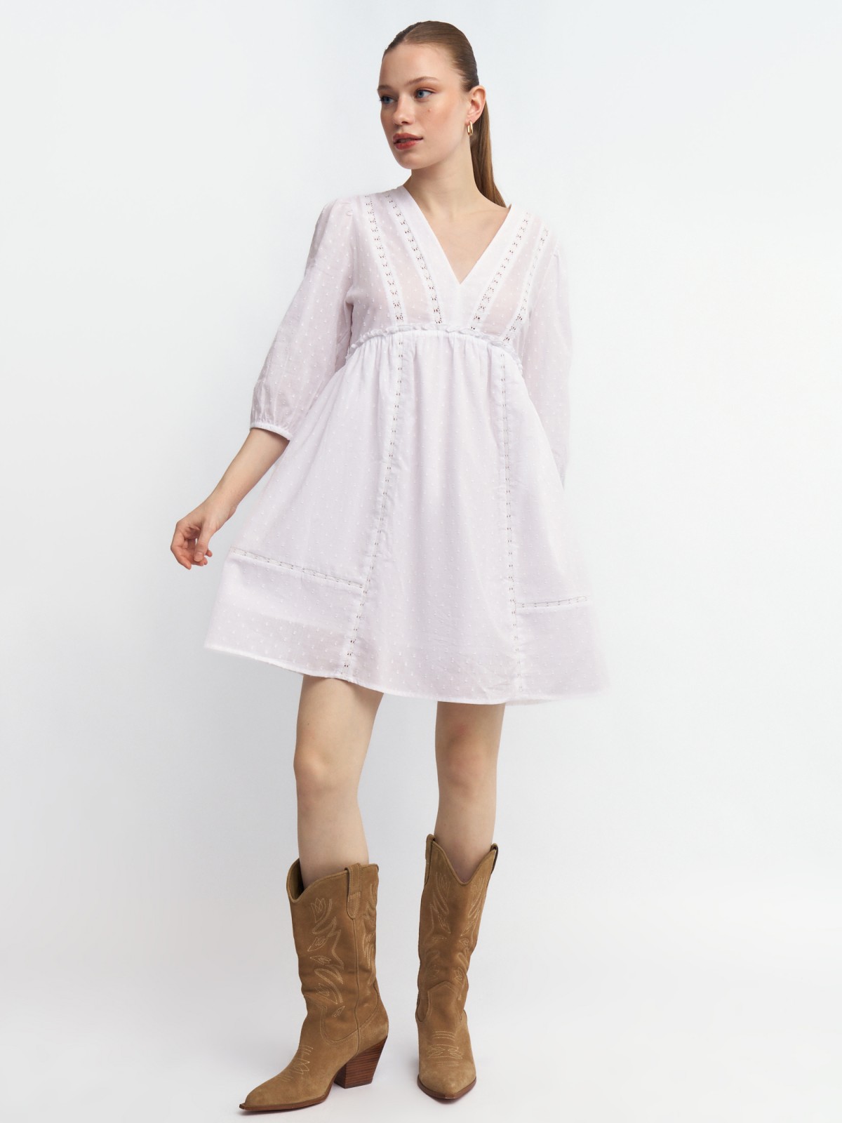 Платье из хлопка с кружевом и вырезом