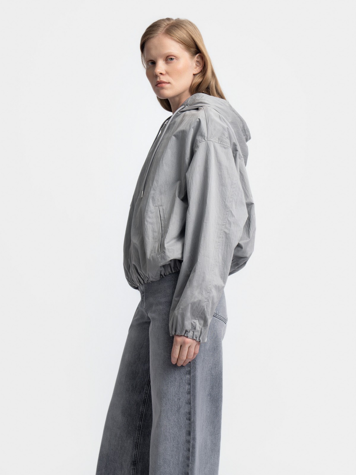 Куртка-ветровка с капюшоном без утеплителя