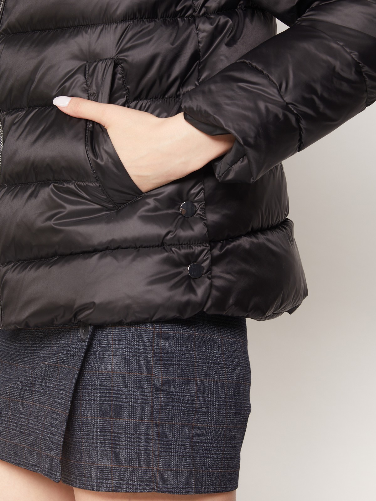 Утеплённая короткая куртка с высоким воротником-стойкой zolla 021335102044, цвет черный, размер XS - фото 4