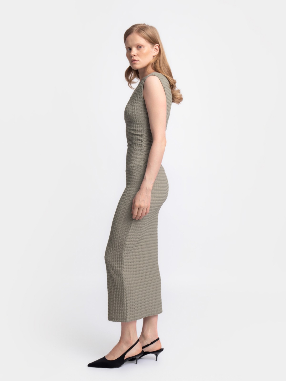 Платье миди без рукавов