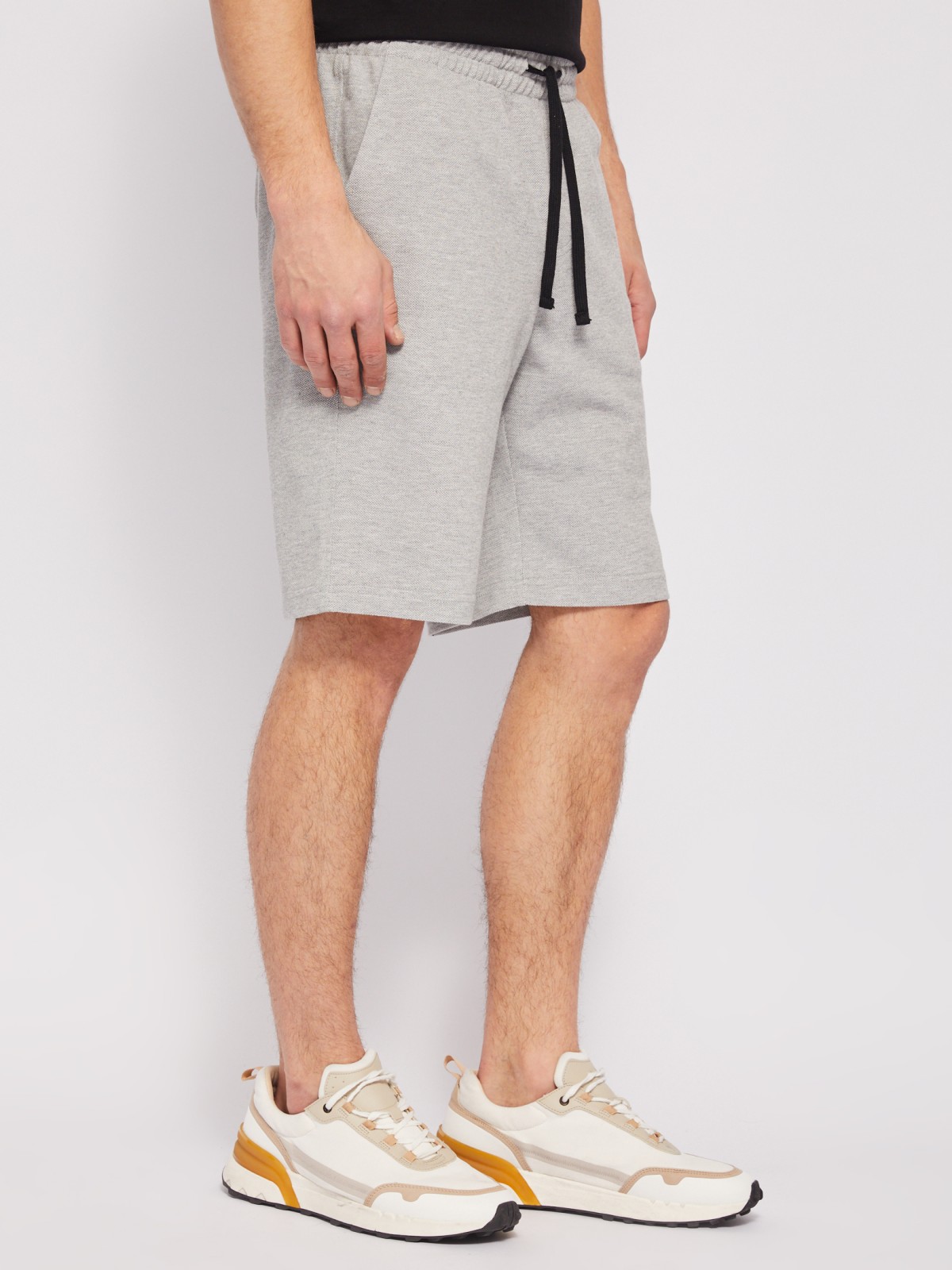 Трикотажные шорты на резинке