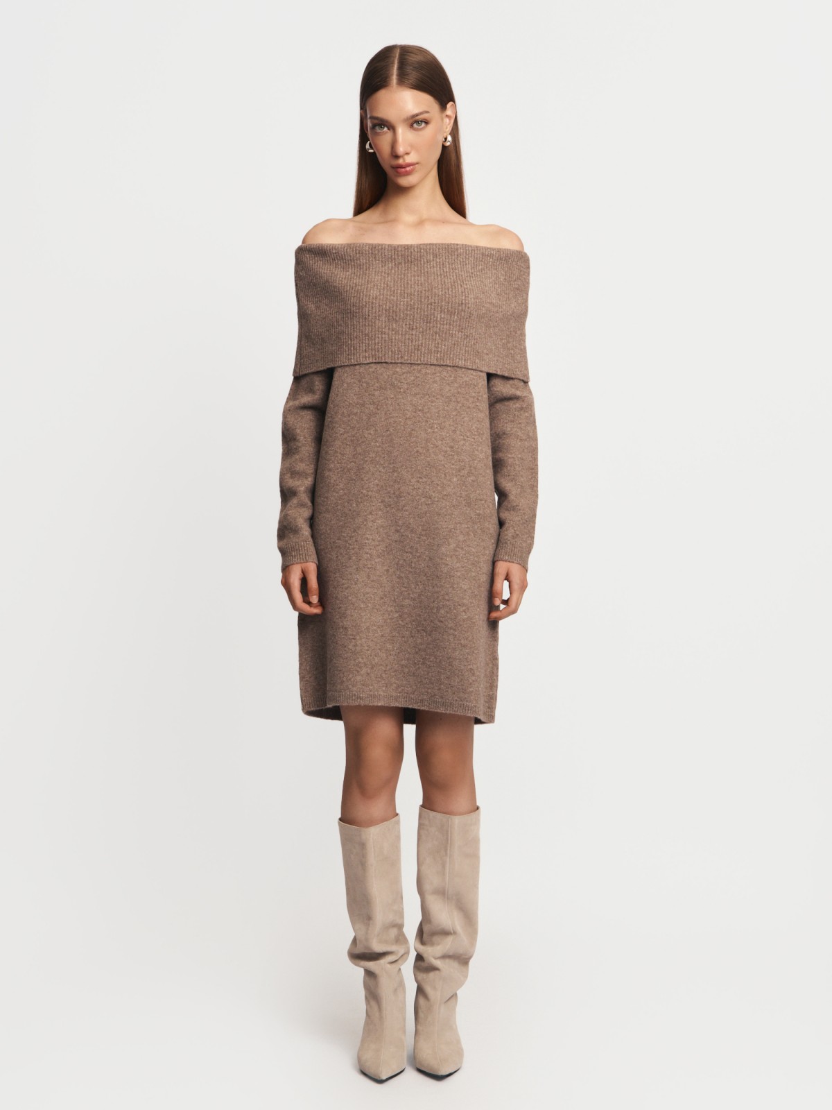 Вязаное платье-джемпер с открытыми плечами