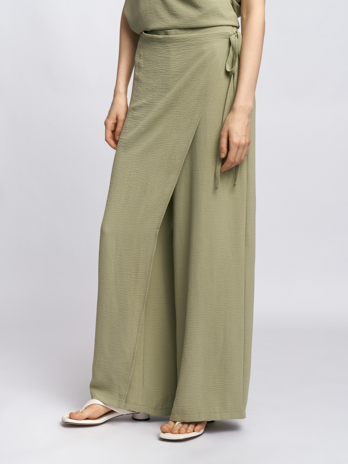 Брюки прямого силуэта с запахом