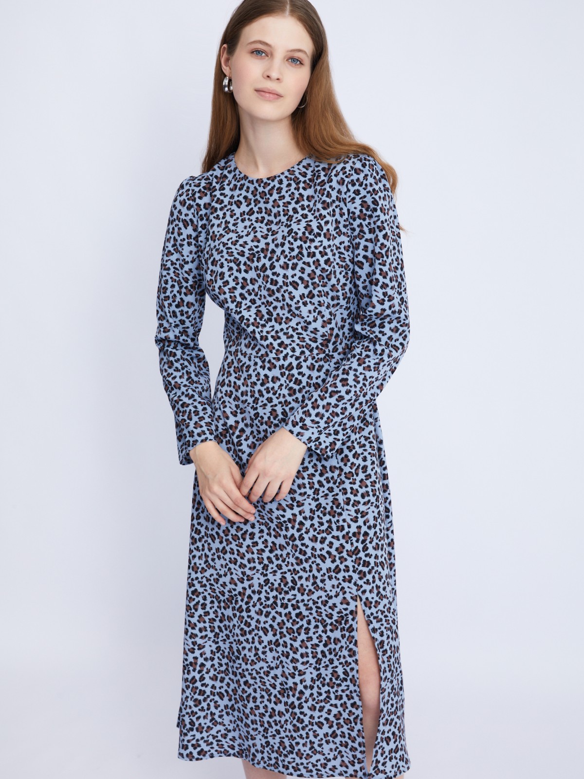 Приталенное платье длины миди с леопардовым принтом и разрезом на подоле zolla 023338240073, цвет голубой, размер XS