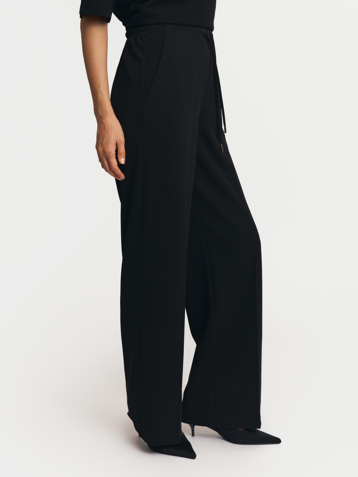 Брюки прямого фасона на резинке со стрелками