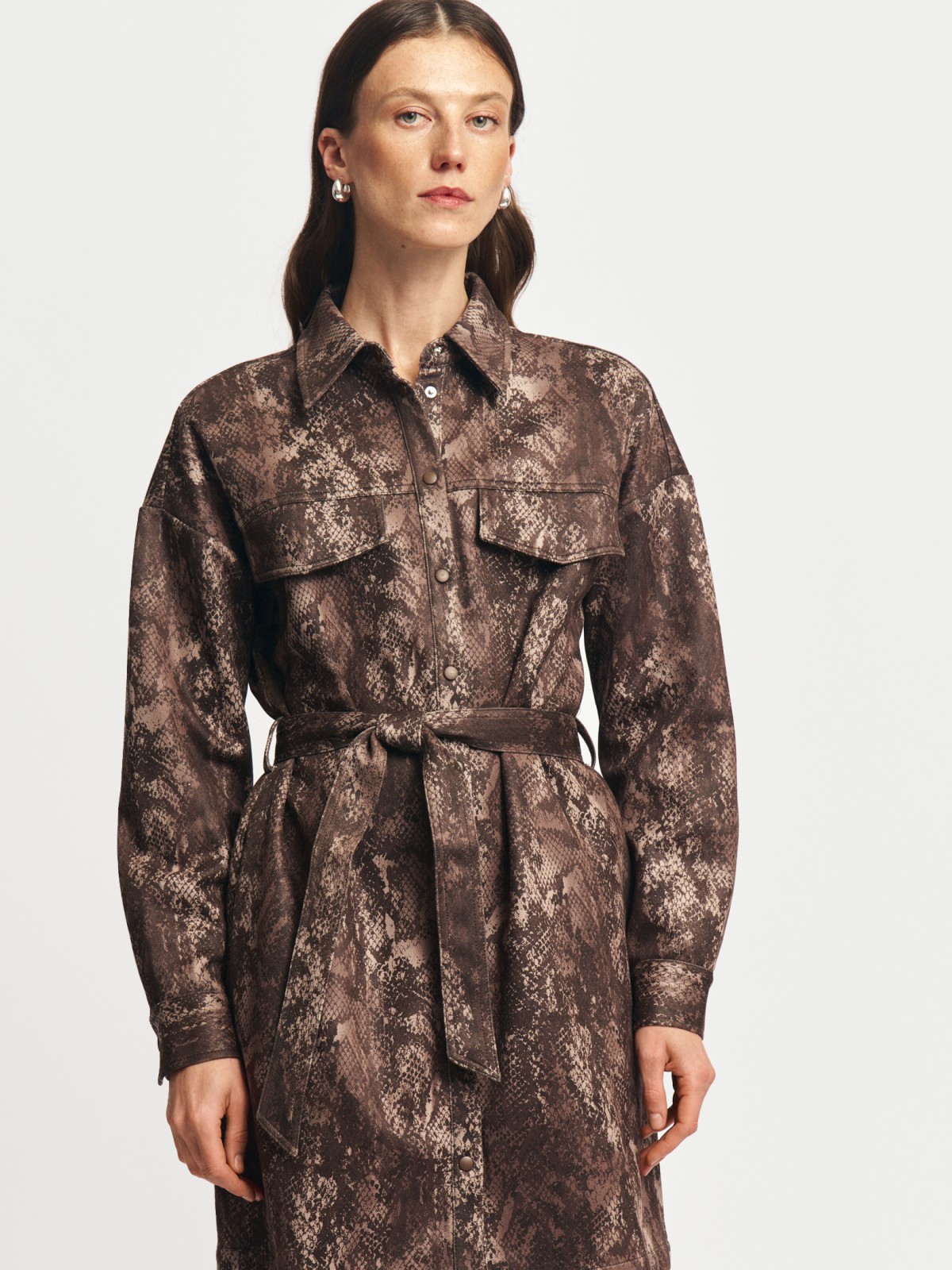 Платье-рубашка из экозамши с поясом