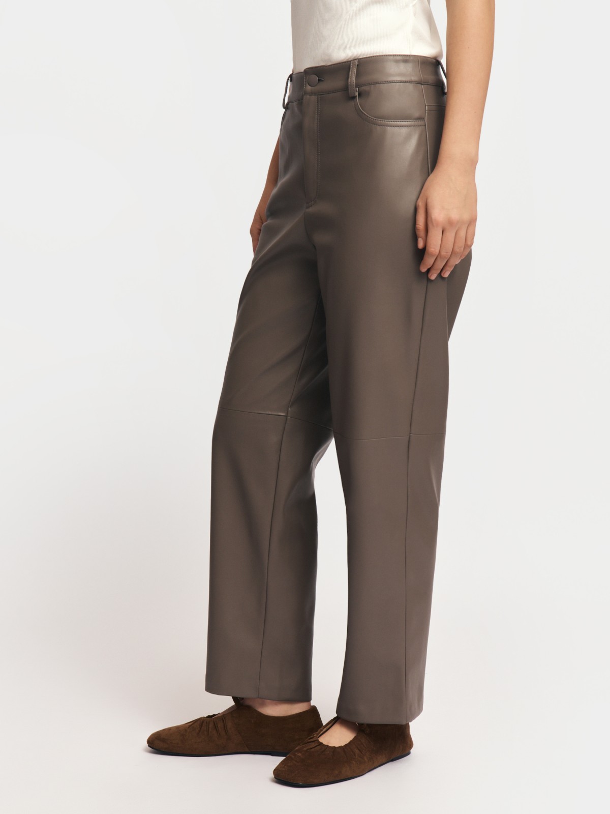 Зауженные брюки из экокожи