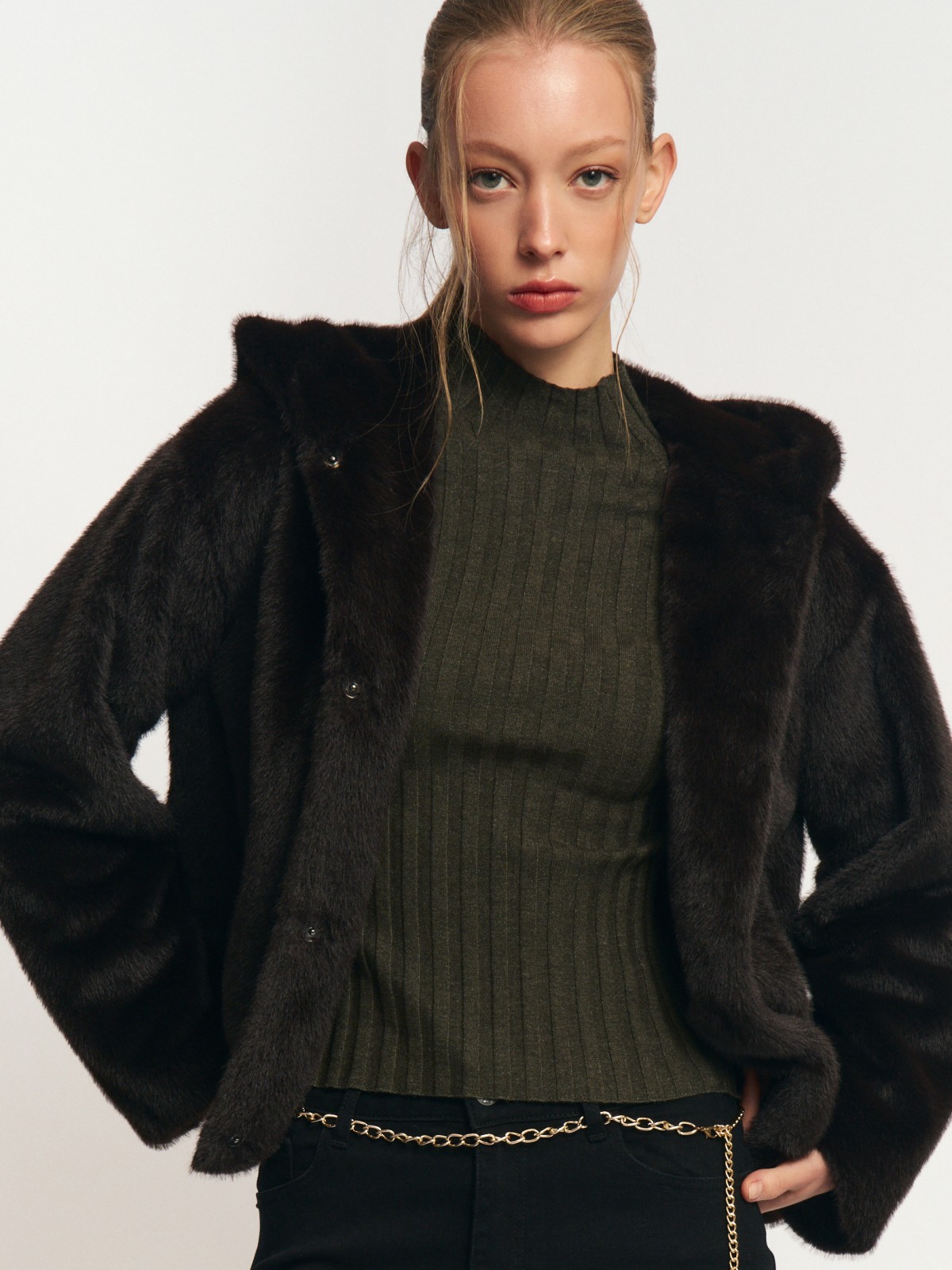 Короткая куртка-шуба из экомеха с капюшоном