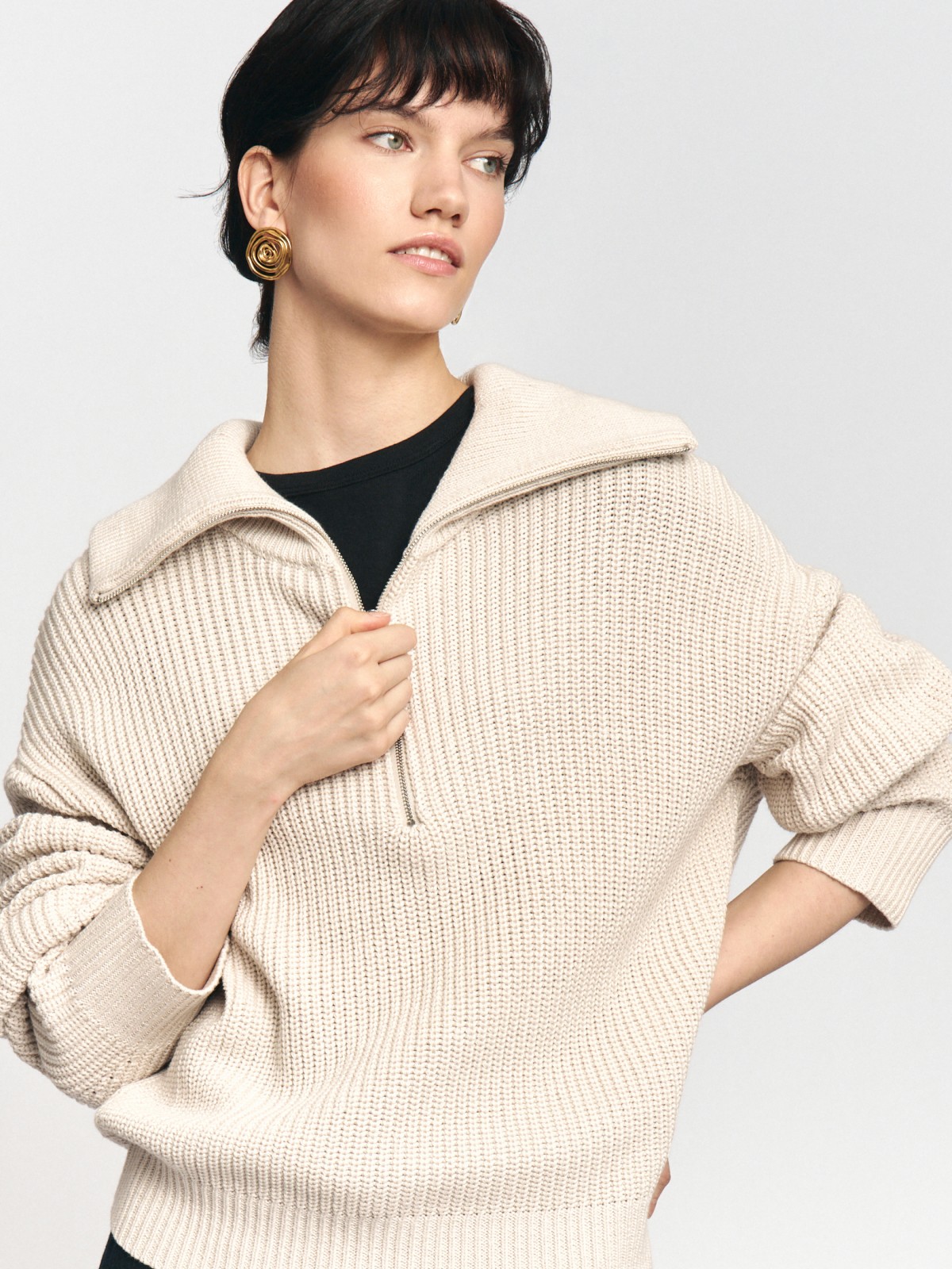 Вязаный свитер с воротником-стойкой на молнии