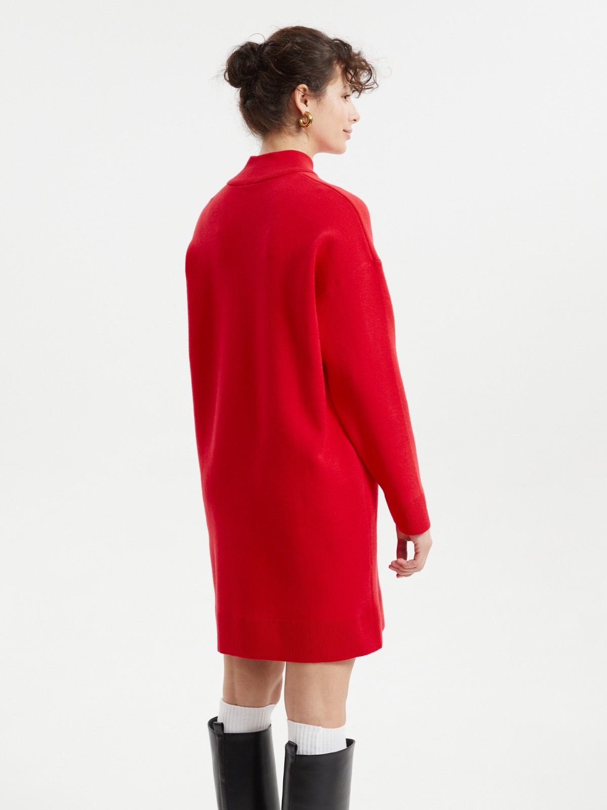 Вязаное платье-свитер с горлом