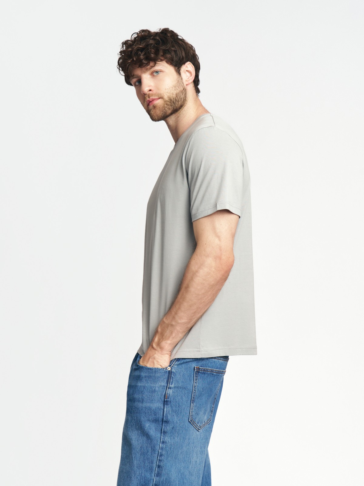 Футболка из хлопка с треугольным вырезом