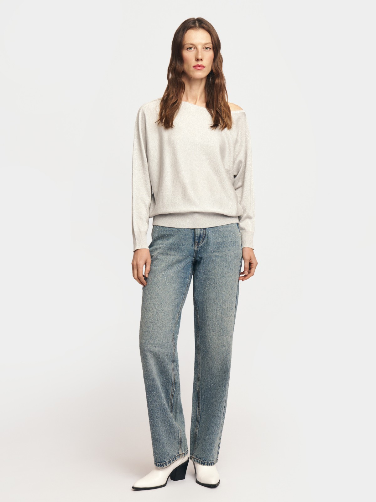 Трикотажный джемпер с люрексом и вырезом на плечо