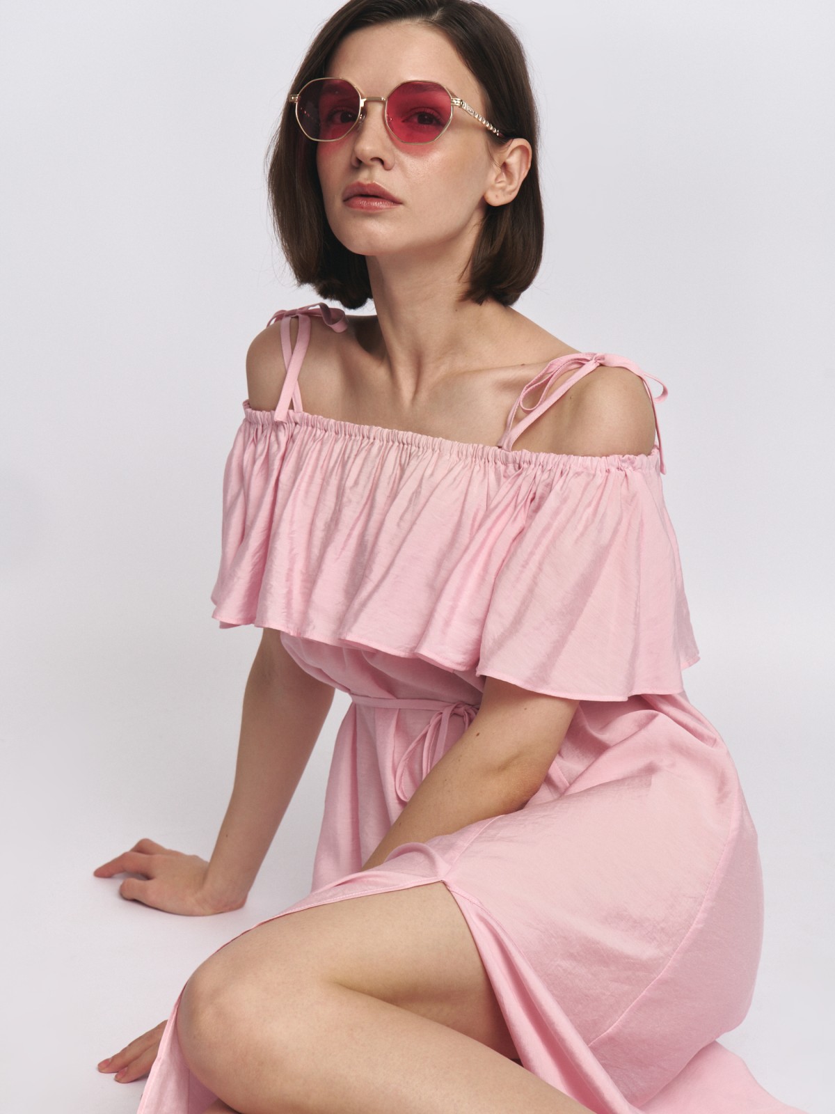 Платье-сарафан с открытыми плечами и разрезом