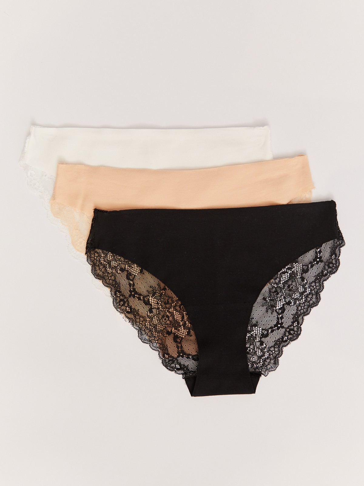 Набор бесшовных трусов с кружевом 3 шт в комплекте 499₽