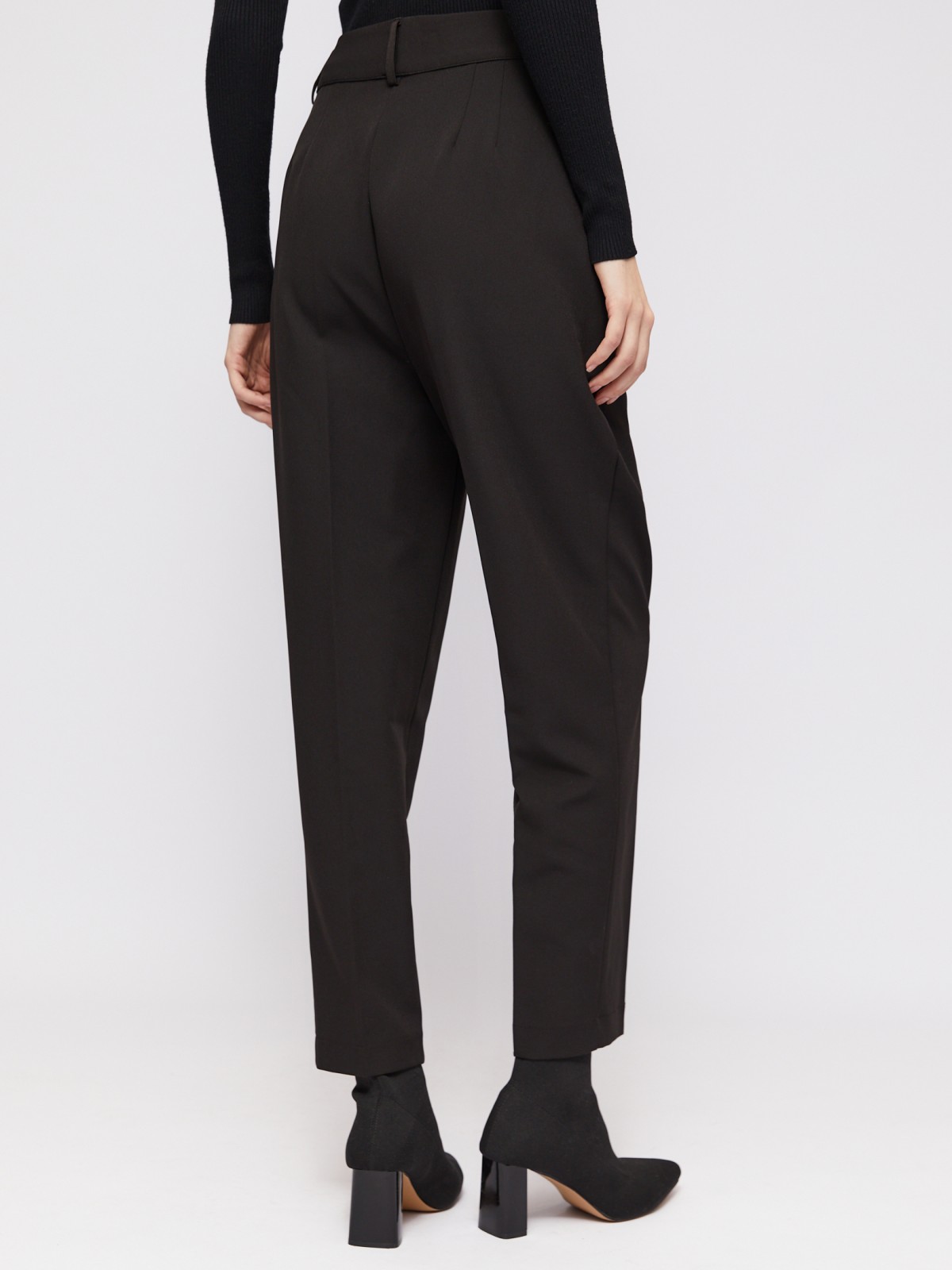 Брюки фасона Carrot с защипами