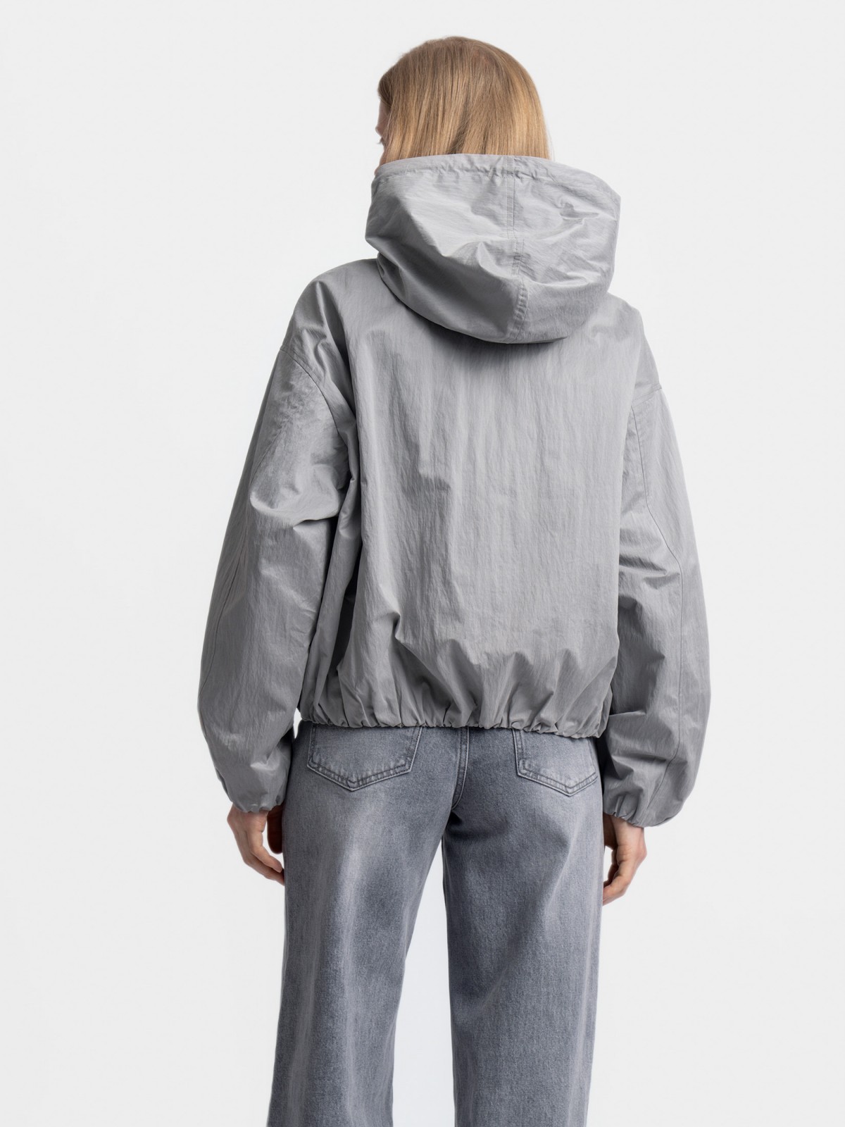 Куртка-ветровка с капюшоном без утеплителя