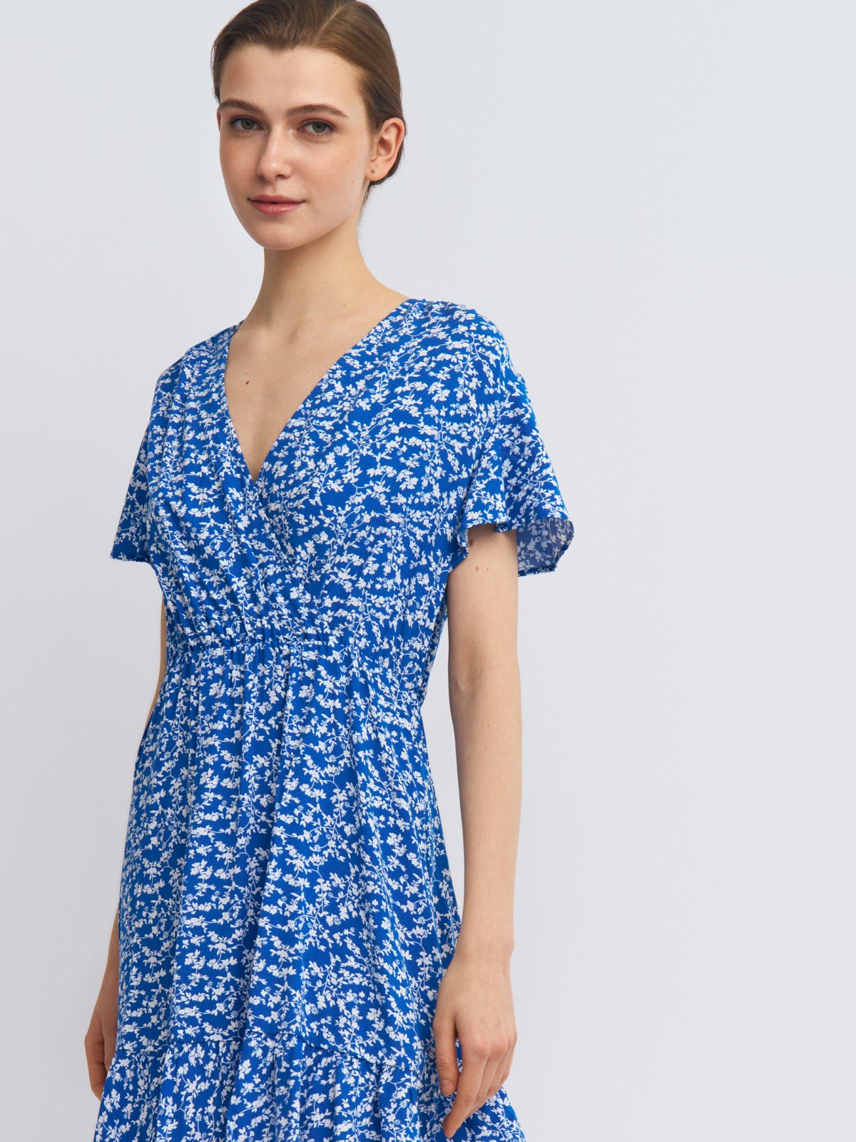 Платье длины мини из вискозы на резинке