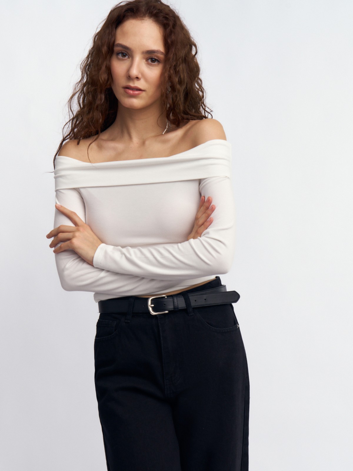 Трикотажный лонгслив с открытыми плечами