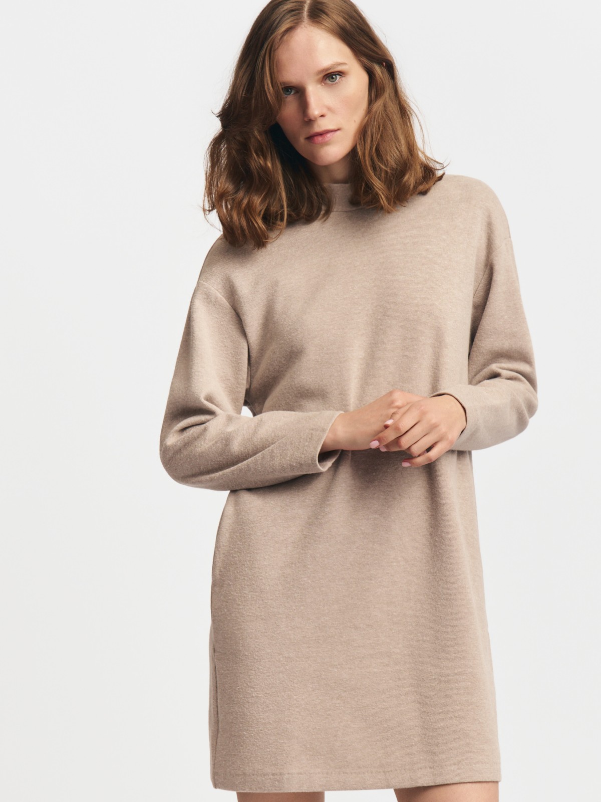 Вязаное платье-свитер с горлом