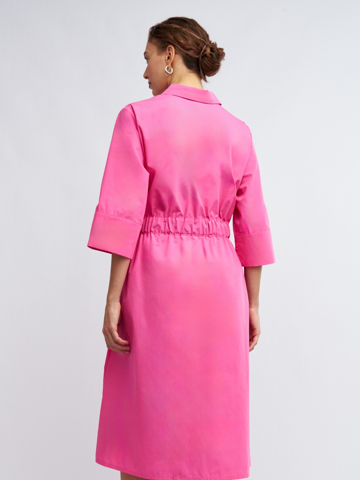 Платье-рубашка миди с надписями и ремнём