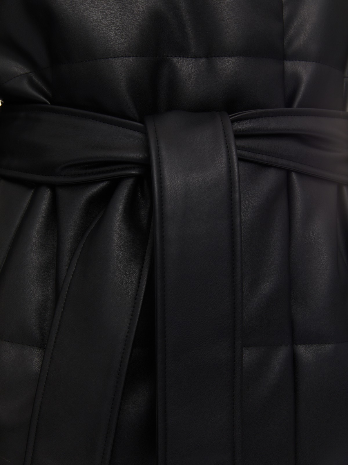 Тёплая дутая куртка из экокожи с высоким воротником и поясом