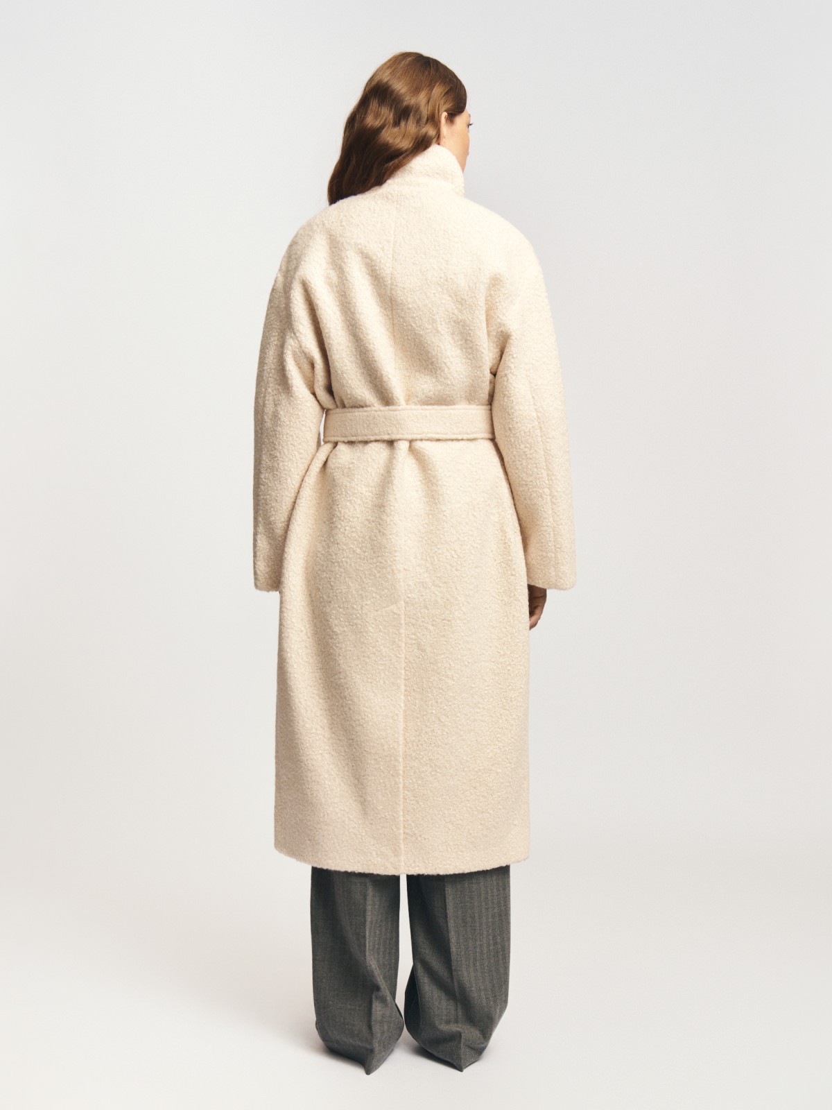Тёплое пальто букле с горлом и поясом