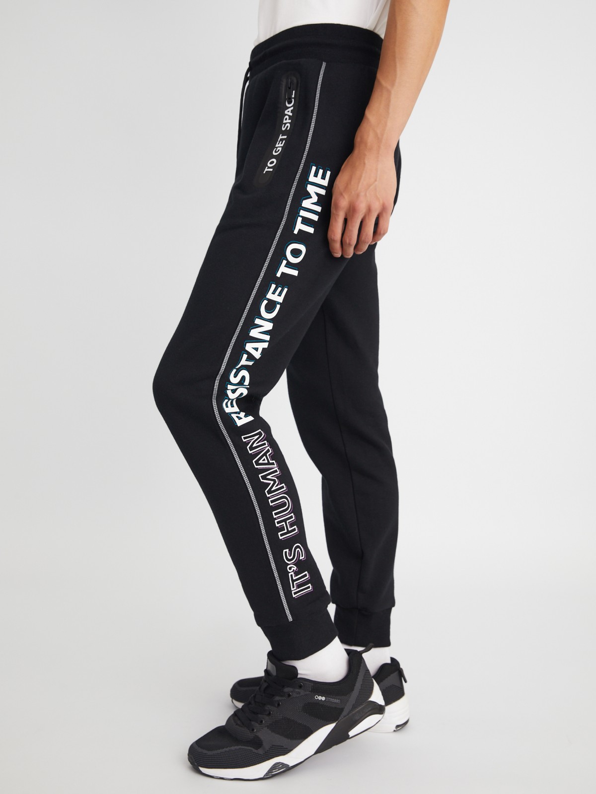 Утеплённые трикотажные брюки-джоггеры в спортивном стиле с принтом zolla 213337679051, цвет черный, размер S - фото 4