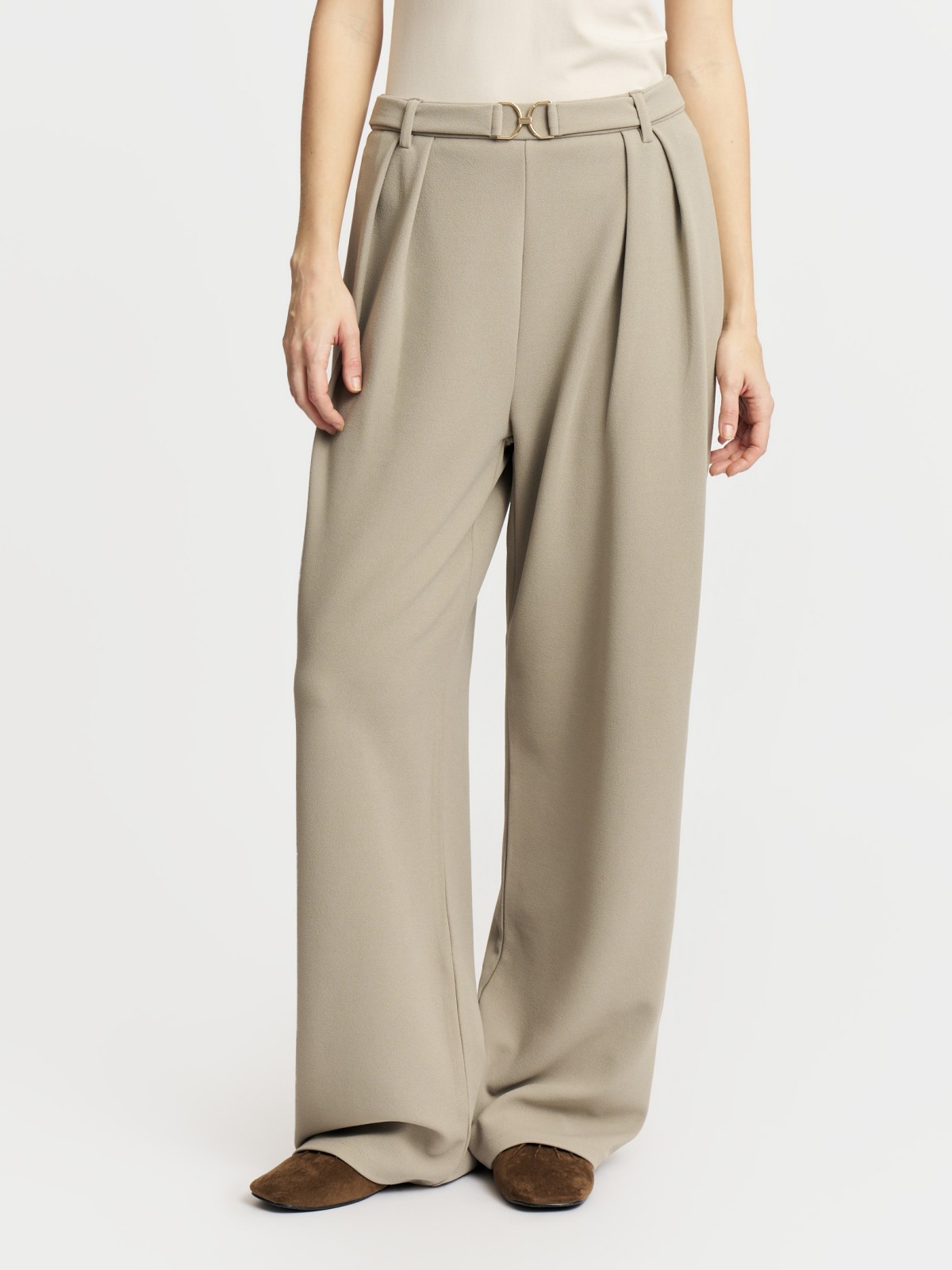 Прямые брюки на резинке с защипами