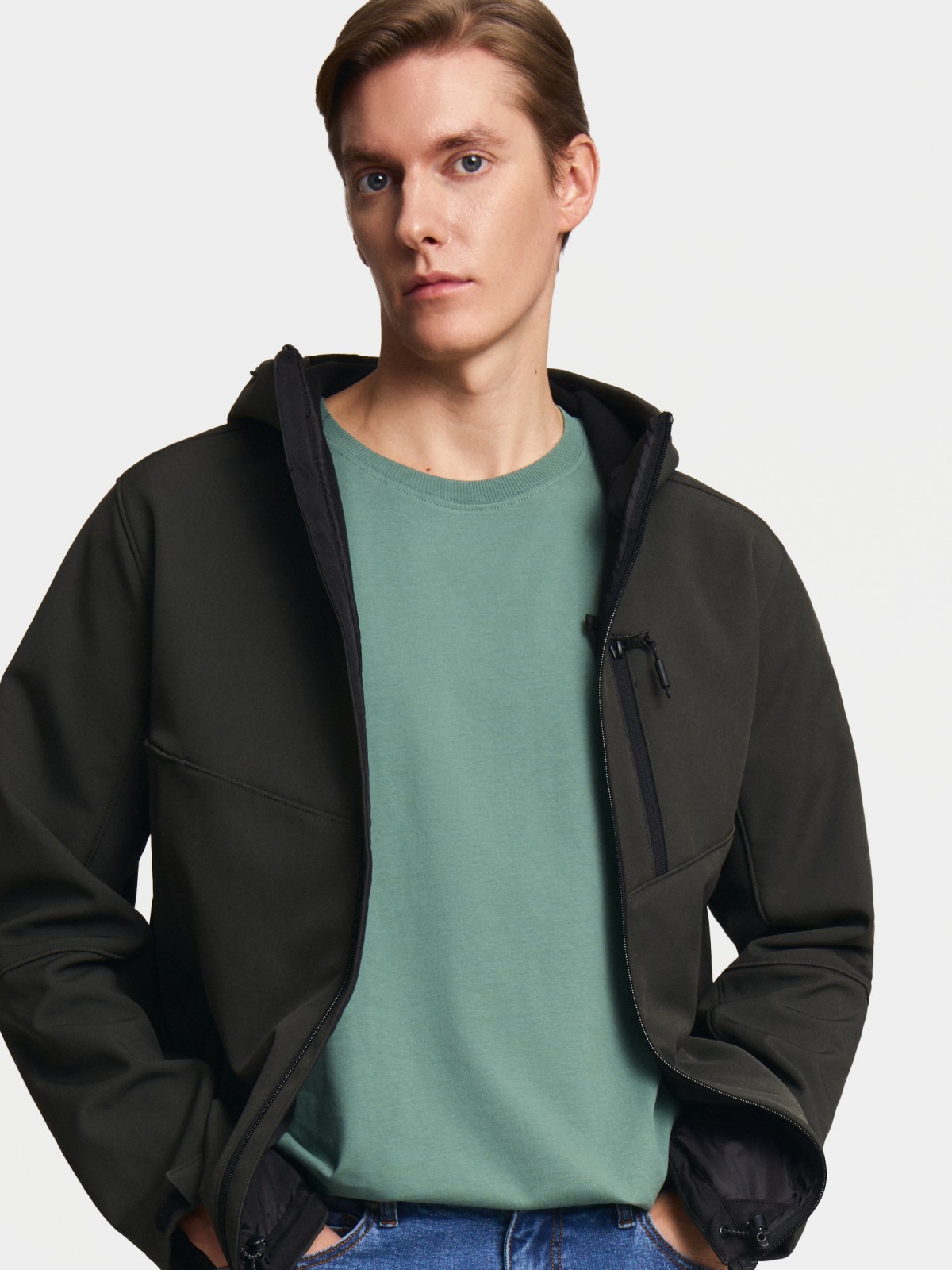 Лёгкая куртка-ветровка без утеплителя с капюшоном