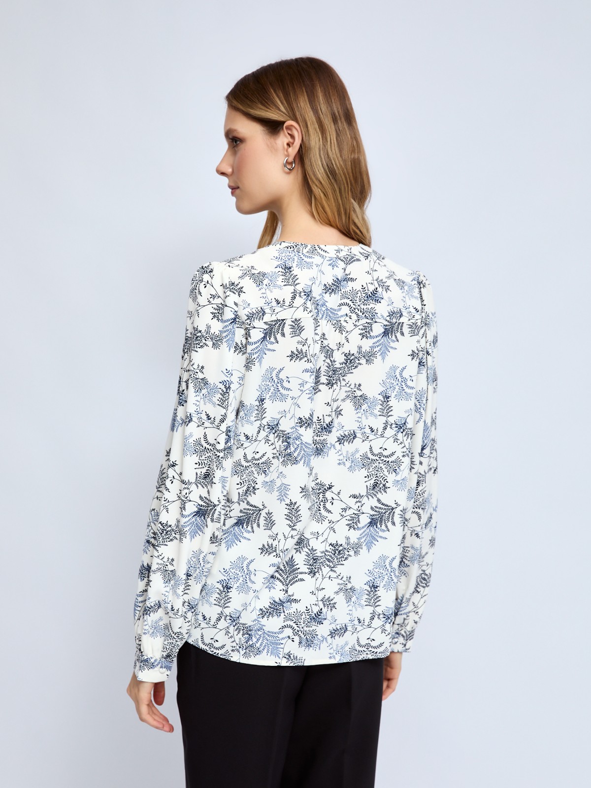 Блузка с V-образным вырезом на груди и принтом
