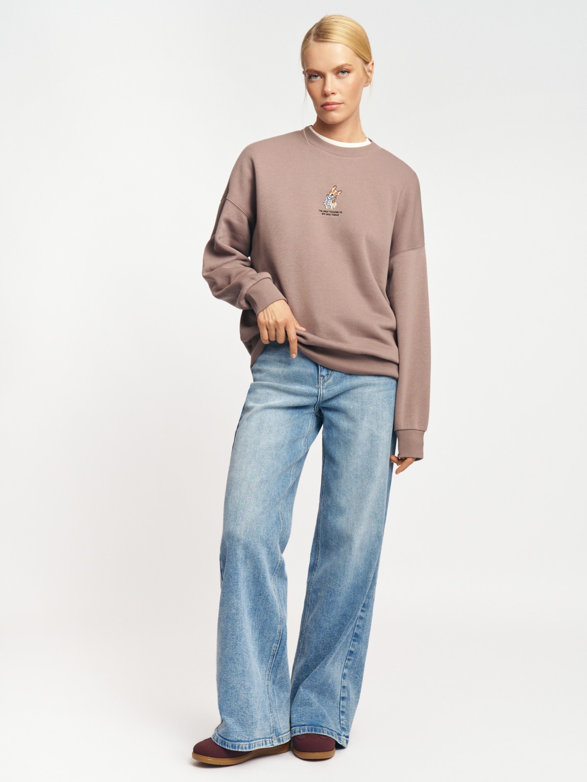 Утеплённый свитшот с вышивкой