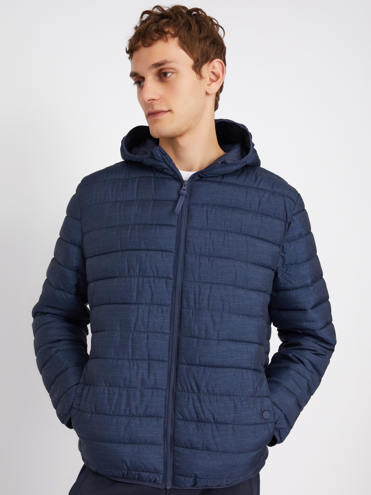 Лёгкая утеплённая стёганая куртка на молнии с капюшоном zolla 012335114184, цвет синий, размер L - фото 5
