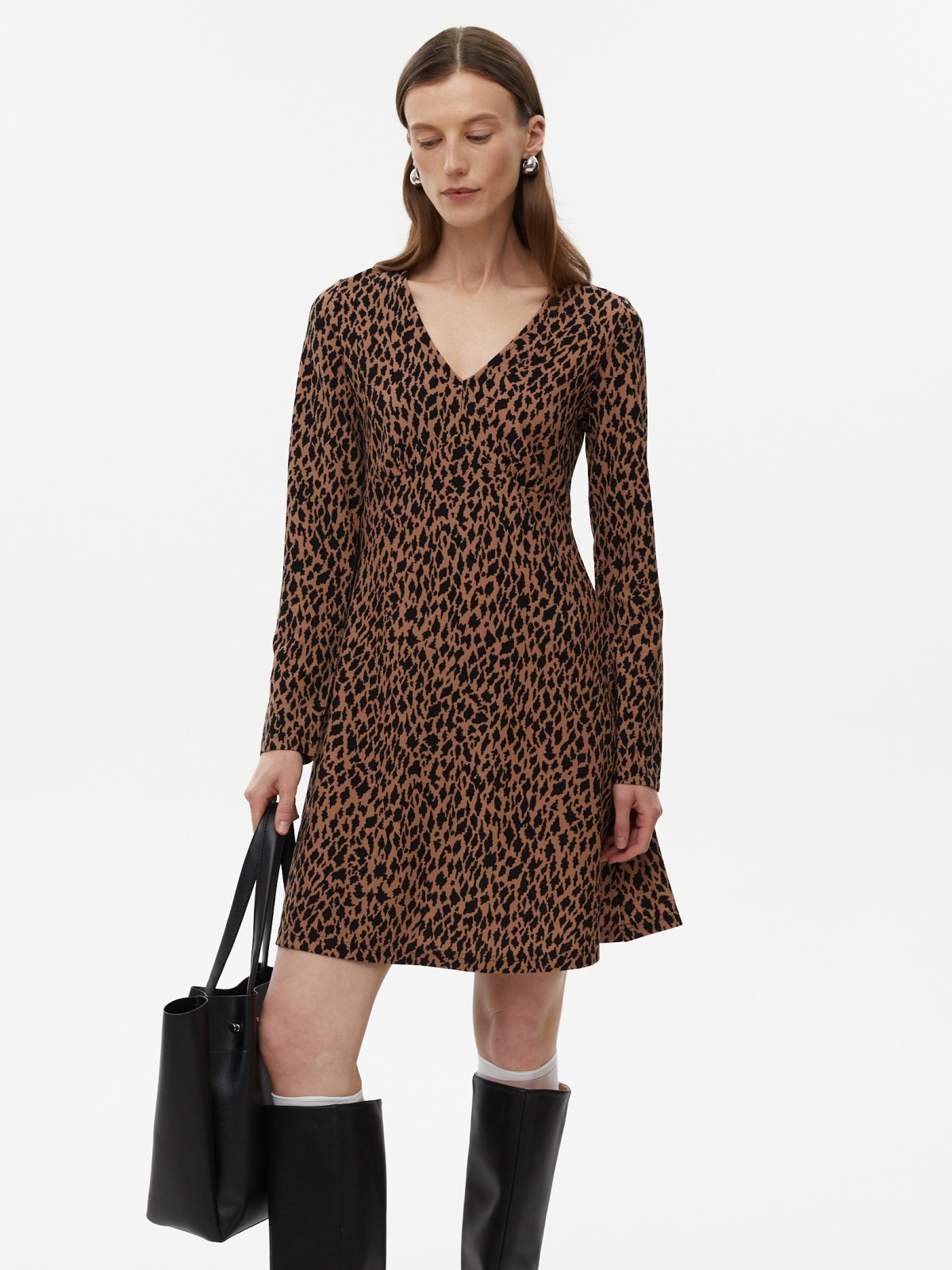 Платье длины мини с вырезом и принтом