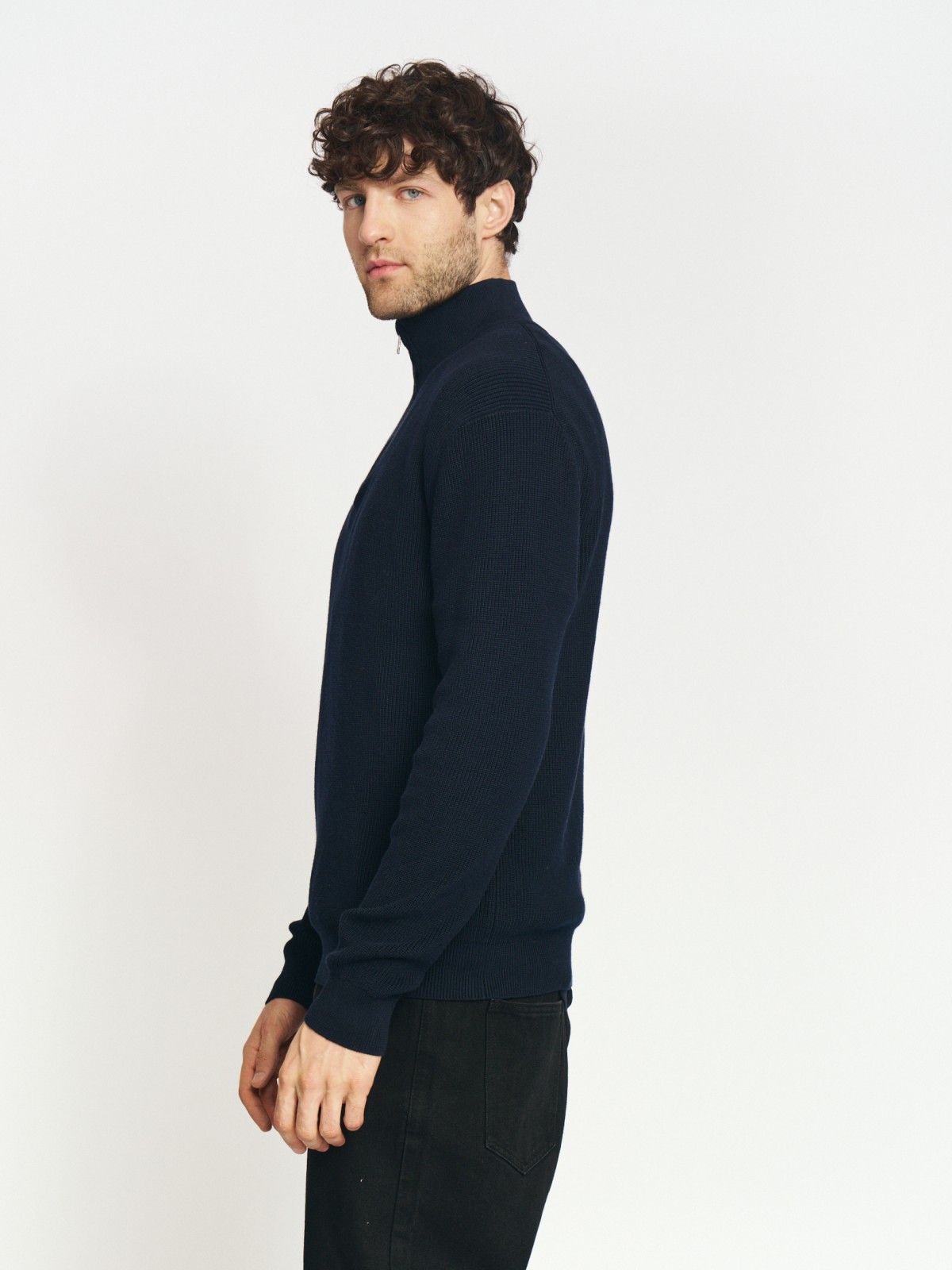 Тонкий вязаный свитер с горлом на молнии