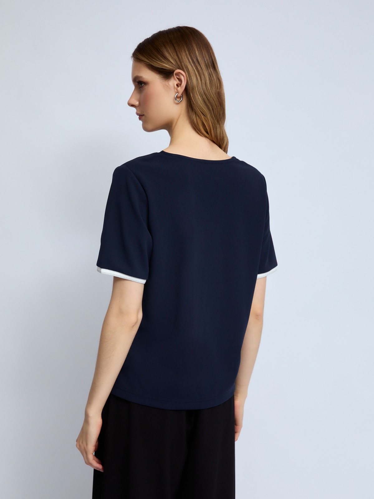 Блузка-футболка с V-образным вырезом