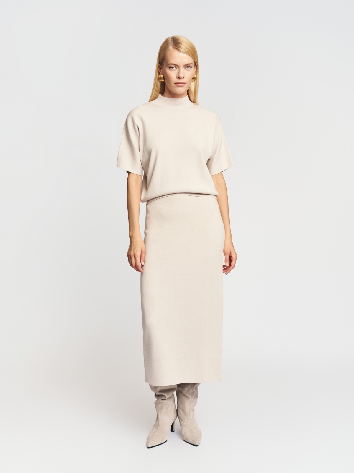 Трикотажная прямая юбка миди с разрезом