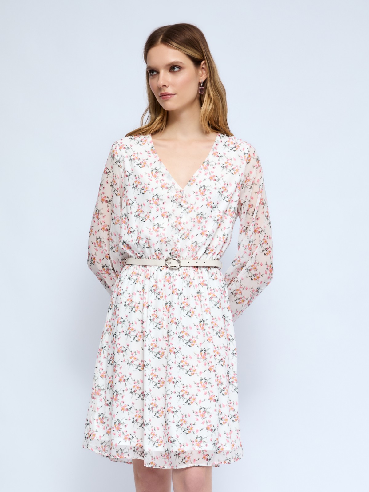 Шифоновое платье мини с вырезом и ремнём