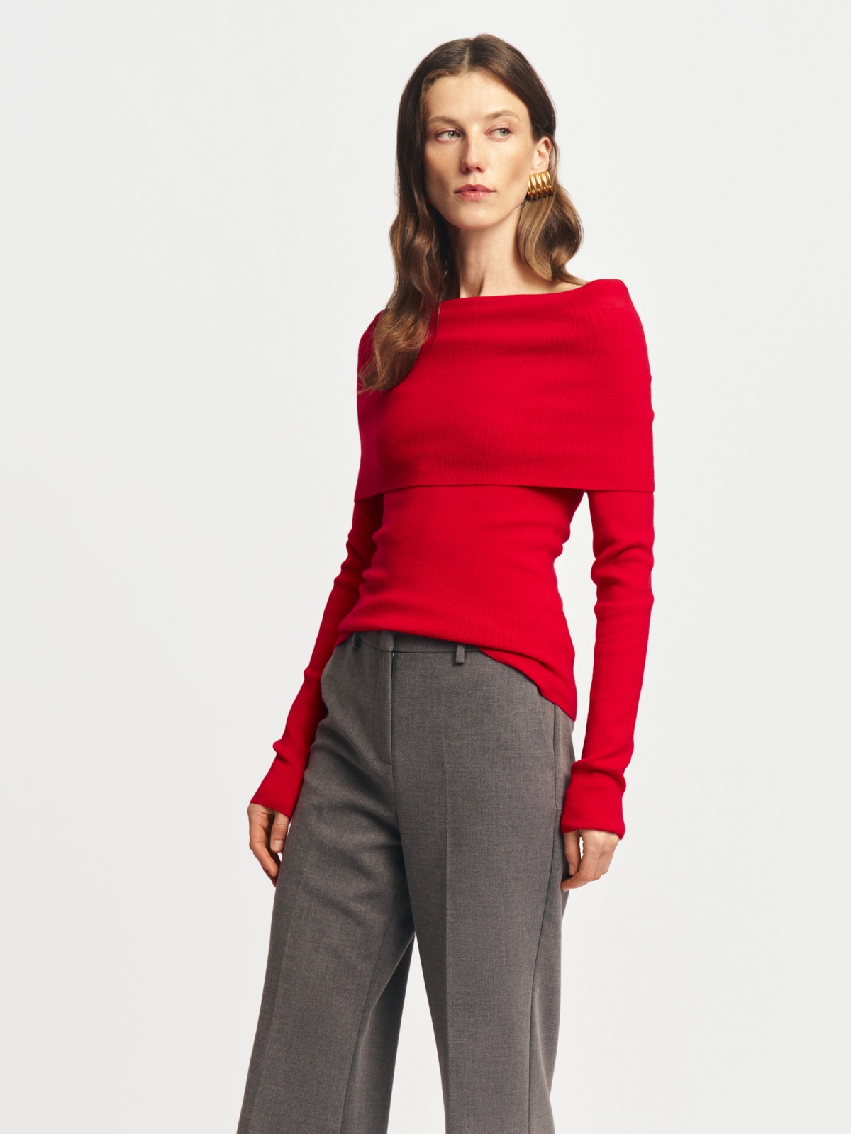 Трикотажный джемпер с открытыми плечами