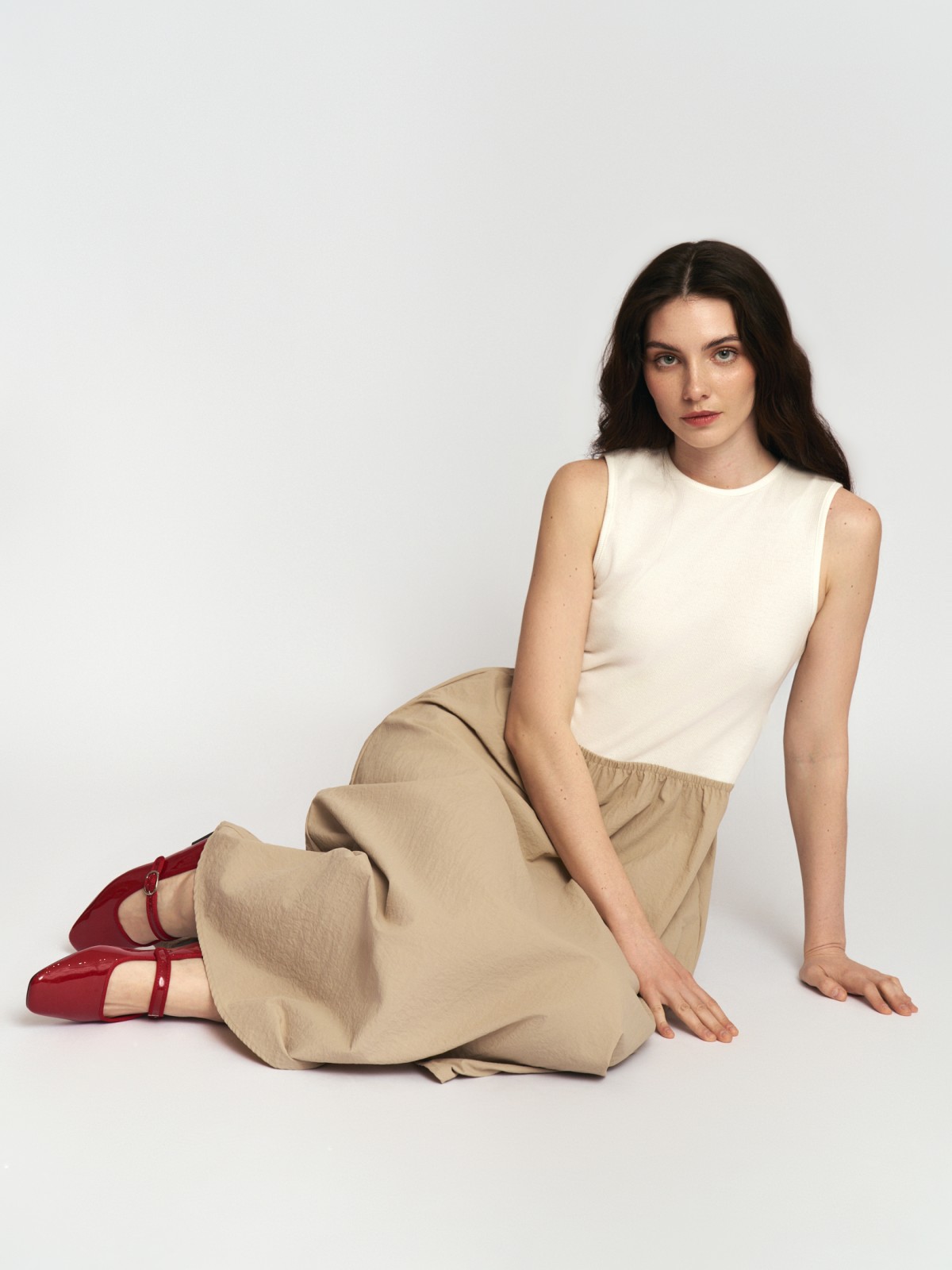 Комбинированное платье миди без рукавов