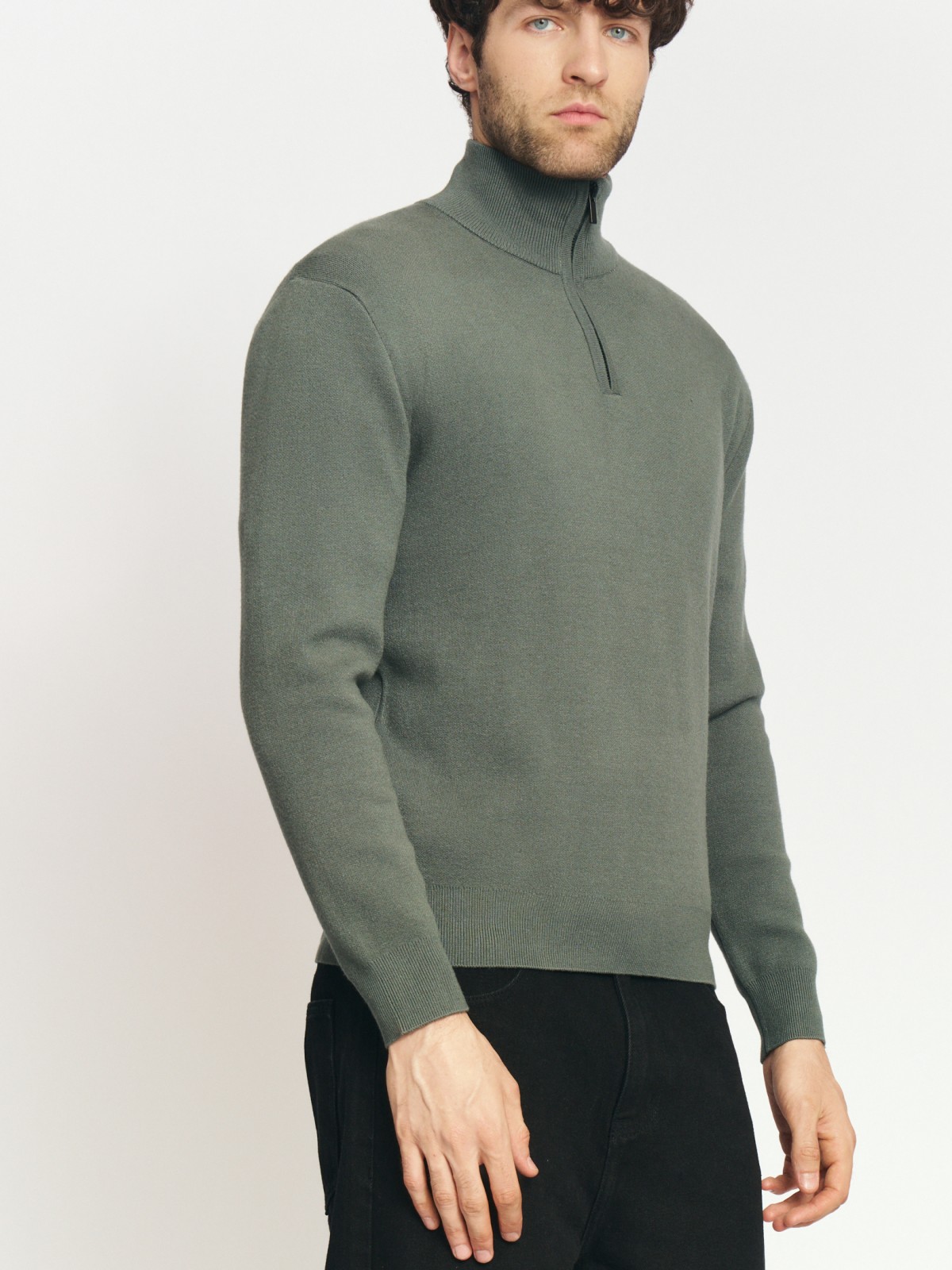 Тонкий трикотажный свитер с горлом на молнии