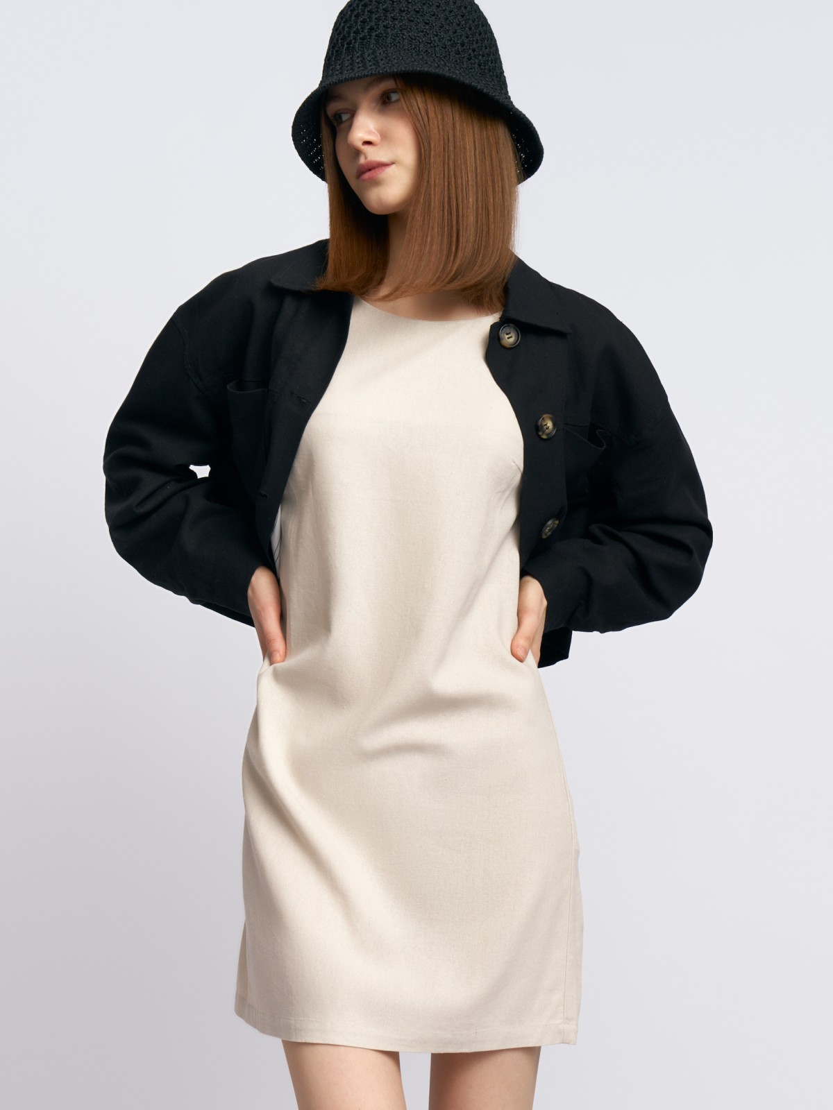 Платье мини без рукавов с вырезом на спине